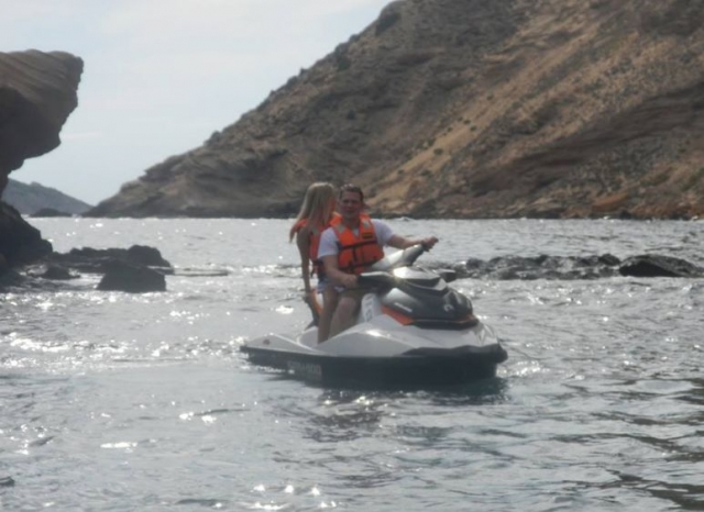 一对夫妇乘坐摩托艇在地中海航行 